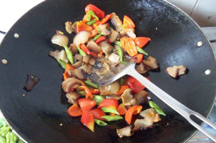 红椒四季豆炒腊肉步骤8