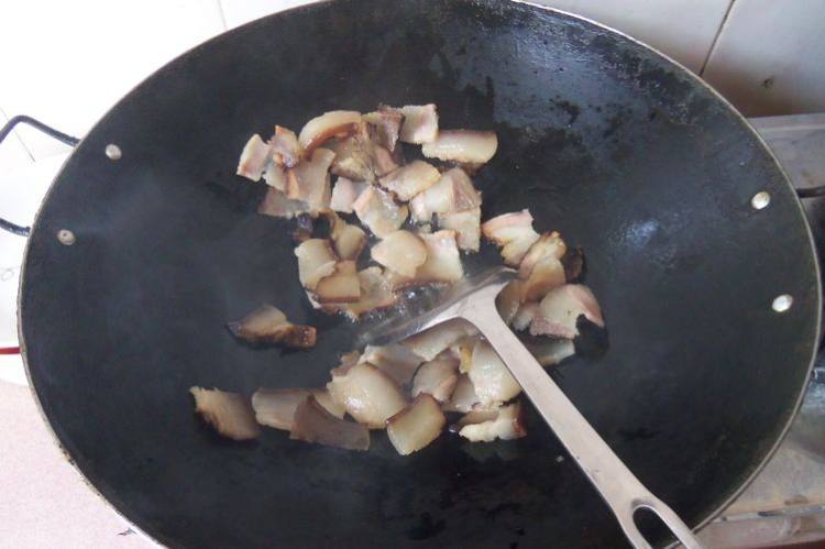 红椒四季豆炒腊肉步骤5