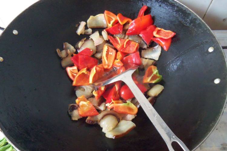 红椒四季豆炒腊肉步骤6