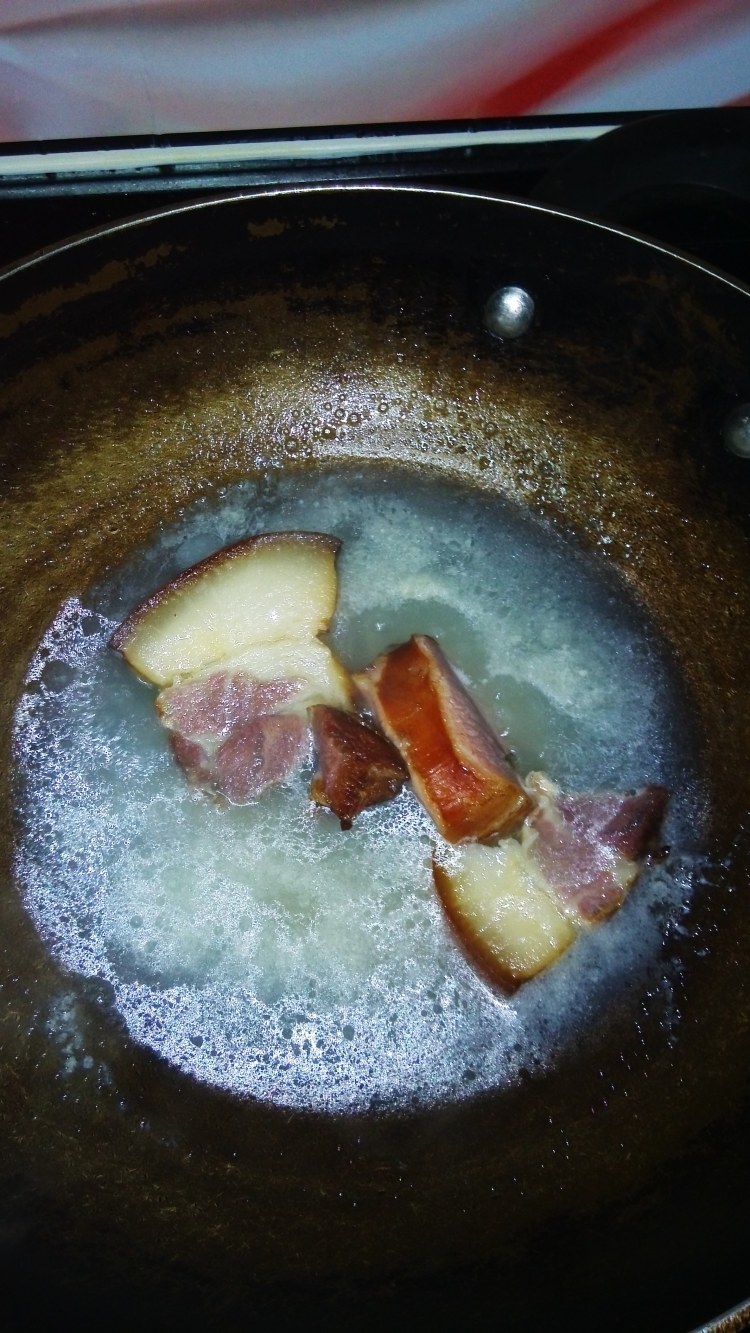 莴笋炒农家腊肉步骤1