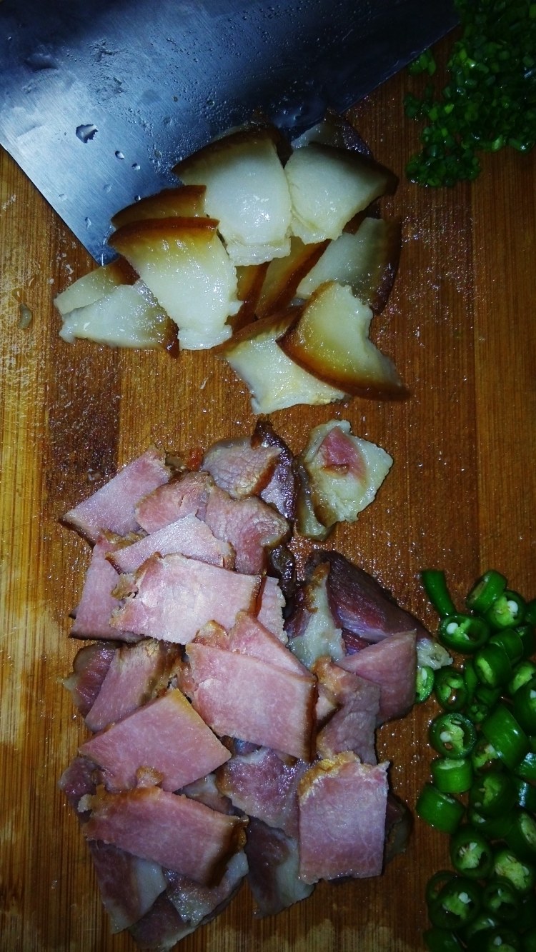 莴笋炒农家腊肉步骤2