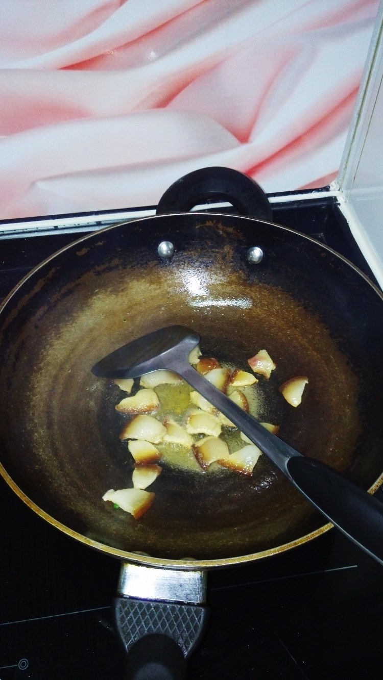 莴笋炒农家腊肉步骤5