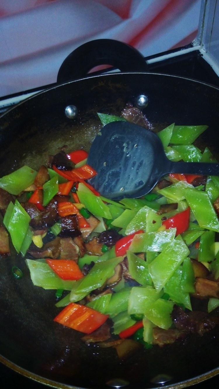 莴笋炒农家腊肉步骤7