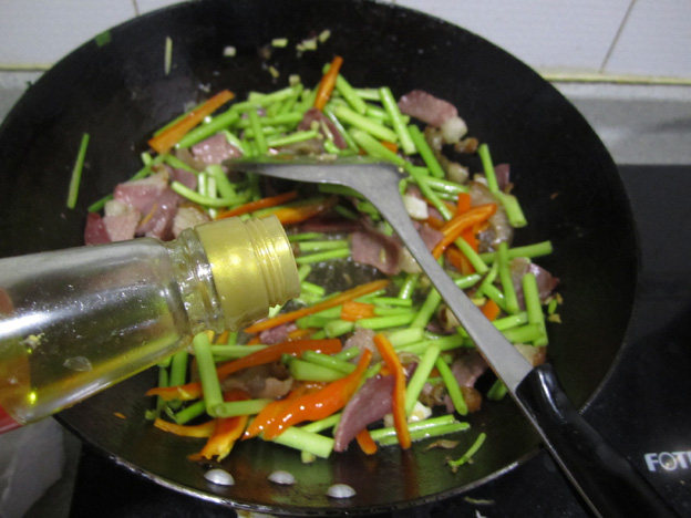 腊肉炒藜蒿步骤5
