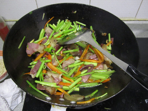 腊肉炒藜蒿步骤6