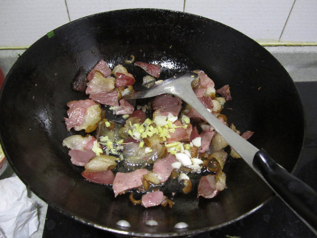 腊肉炒藜蒿步骤2