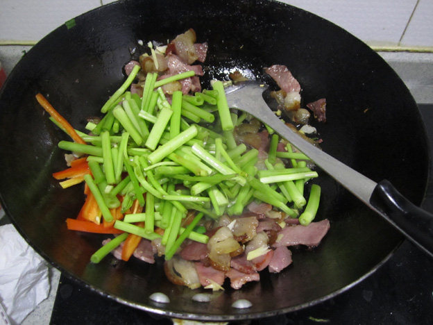 腊肉炒藜蒿步骤3