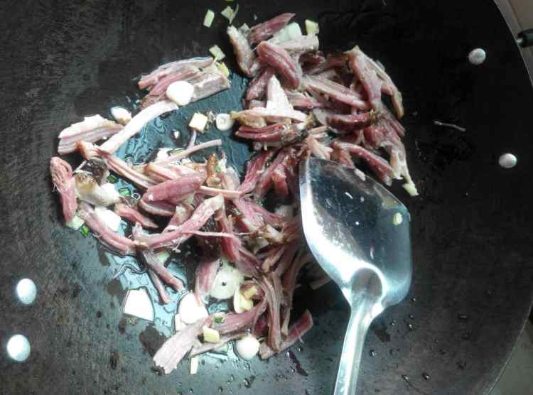 腊肉青椒丝步骤4