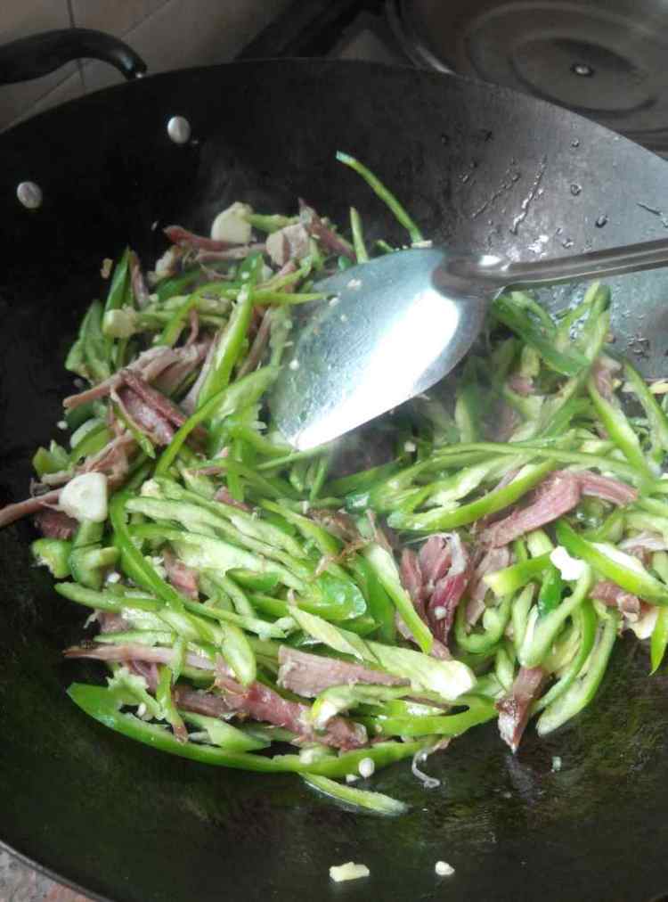 腊肉青椒丝步骤5