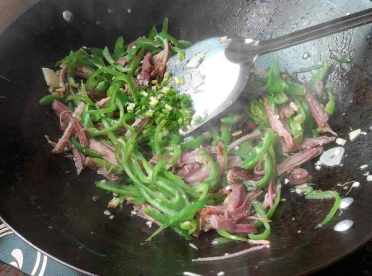 腊肉青椒丝步骤6