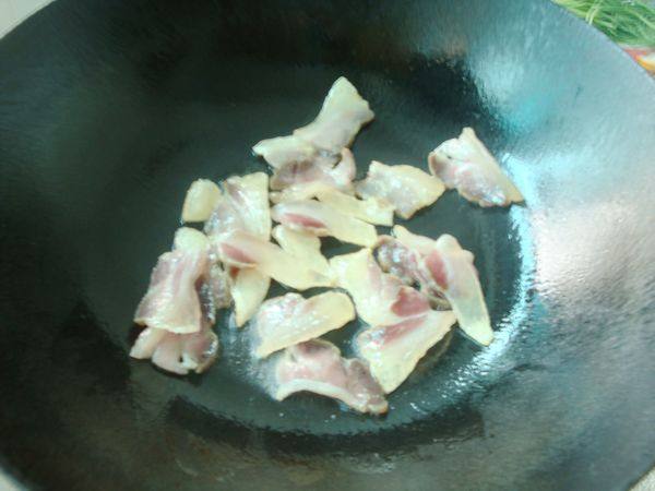 腊肉炒芋头花步骤4