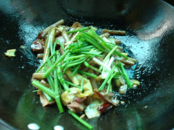 腊肉炒芋头花步骤10