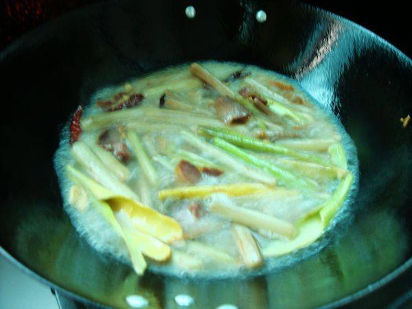 腊肉炒芋头花步骤7
