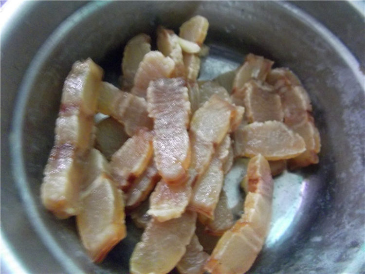 腊肉煮潺菜步骤2
