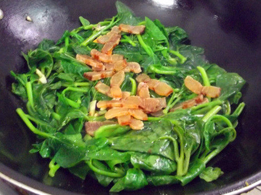 腊肉煮潺菜步骤4