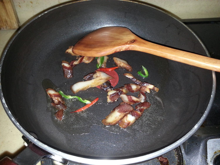 蒜薹腊肉步骤1