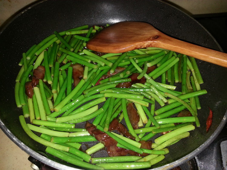 蒜薹腊肉步骤4