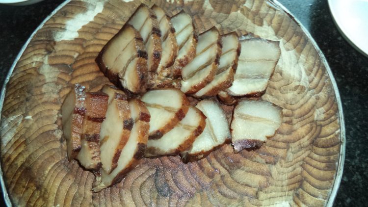 尖椒蒜米烧腊肉步骤2