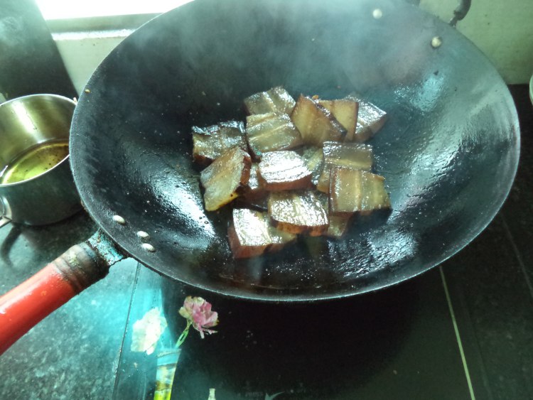 尖椒蒜米烧腊肉步骤4