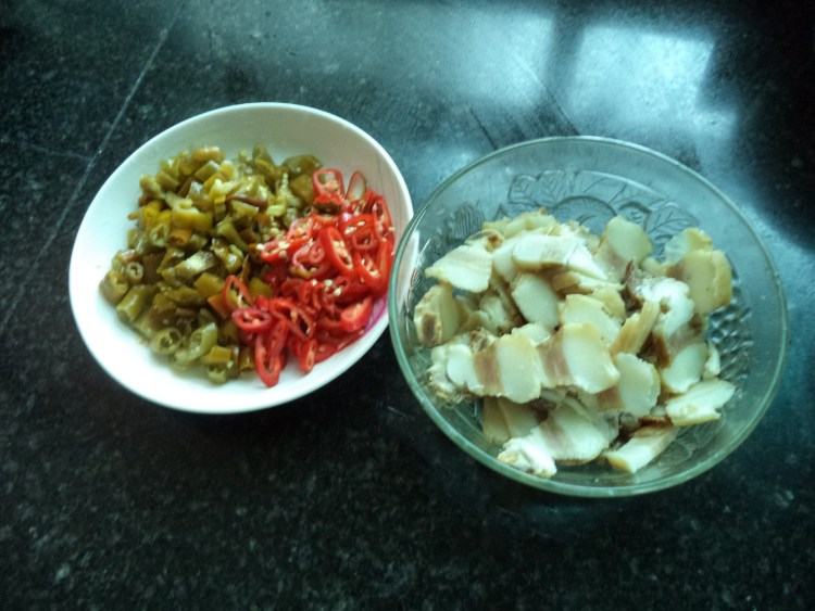 干蒸酸辣腊肉步骤1