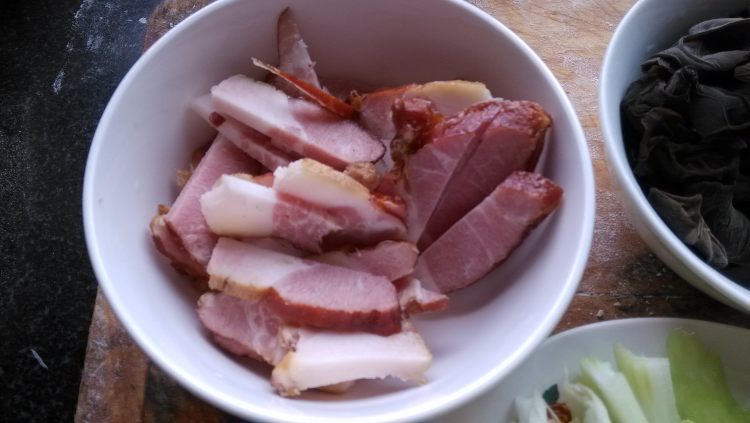 腊肉芹菜炒木耳步骤1