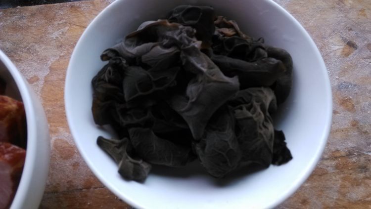 腊肉芹菜炒木耳步骤2