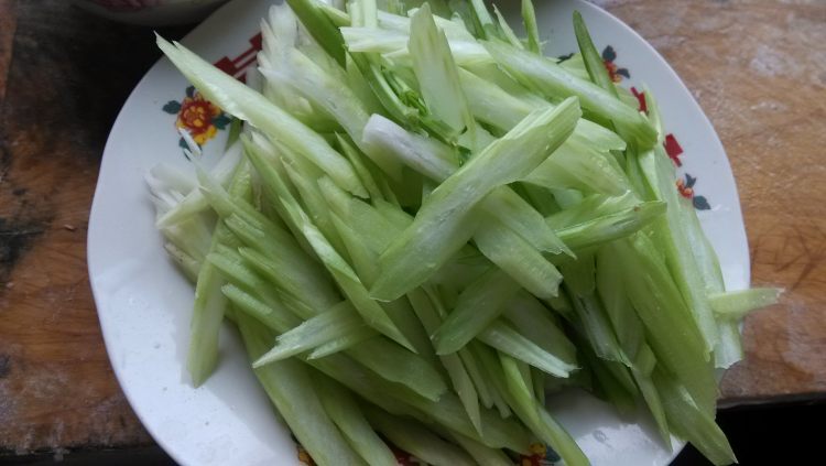 腊肉芹菜炒木耳步骤3