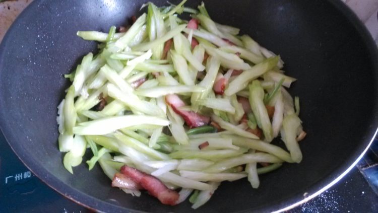 腊肉芹菜炒木耳步骤6