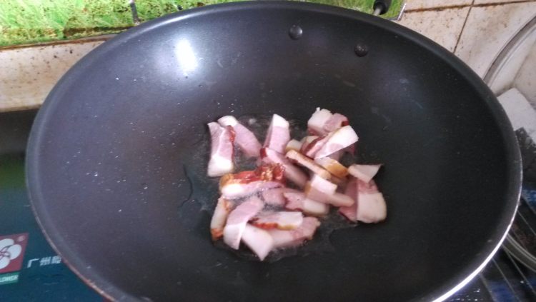 腊肉芹菜炒木耳步骤4
