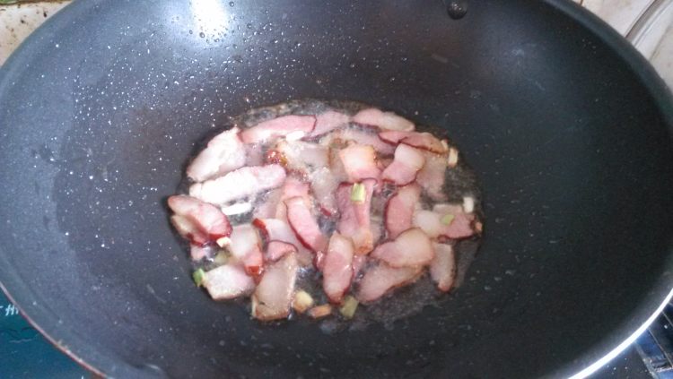 腊肉芹菜炒木耳步骤5