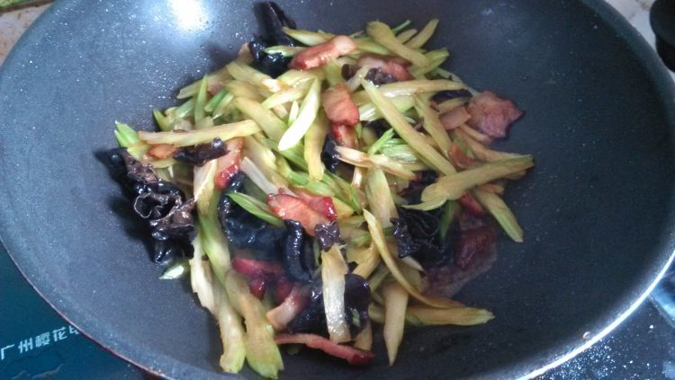 腊肉芹菜炒木耳步骤8