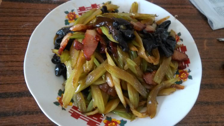 腊肉芹菜炒木耳步骤9