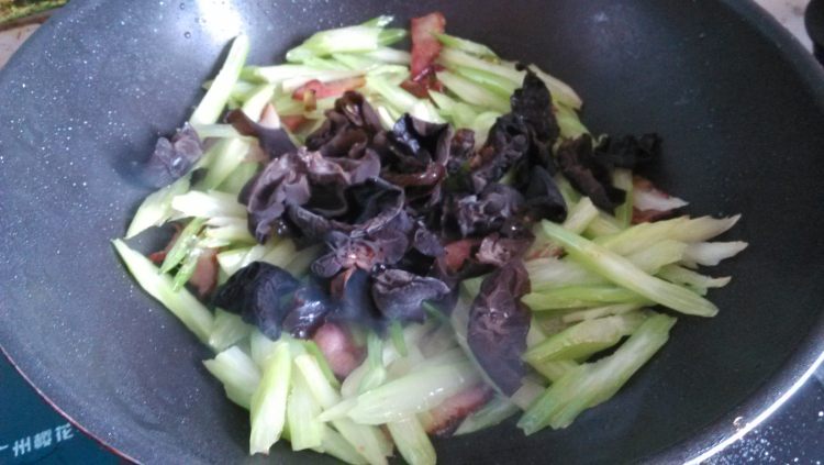 腊肉芹菜炒木耳步骤7