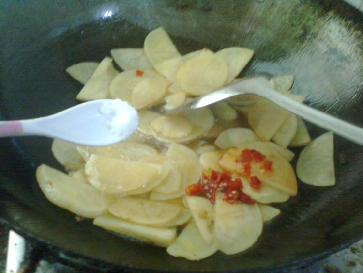 土豆片炒腊肉步骤4