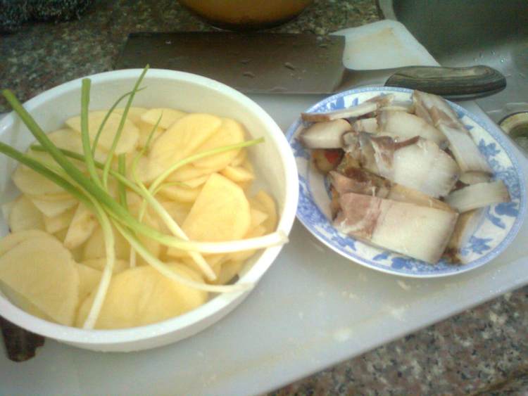 土豆片炒腊肉步骤1
