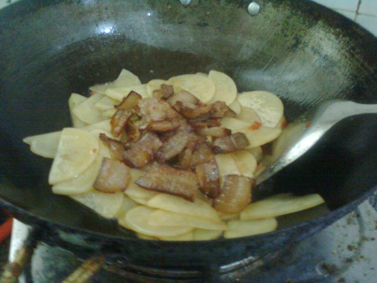 土豆片炒腊肉步骤5