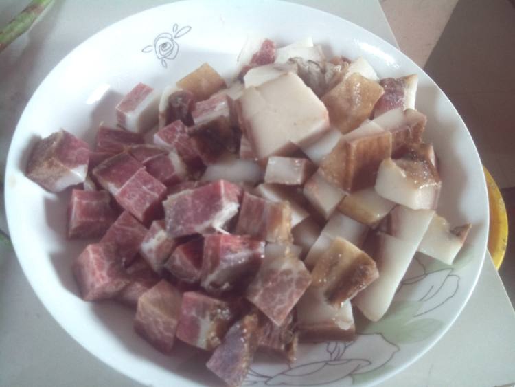 子姜腊肉丁步骤2