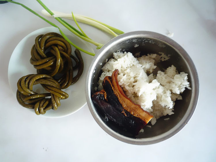 腊肉酸豆角炒饭步骤1