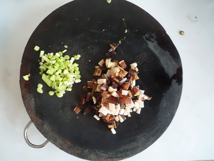 腊肉酸豆角炒饭步骤3
