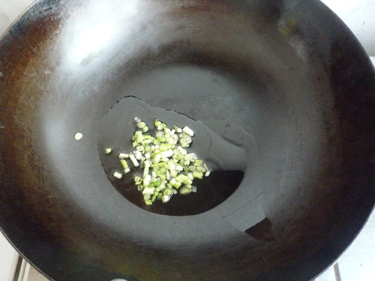 腊肉酸豆角炒饭步骤4