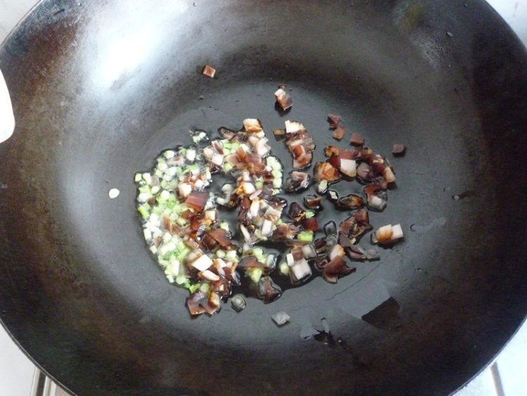 腊肉酸豆角炒饭步骤5
