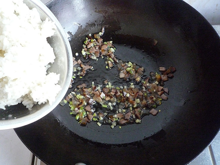 腊肉酸豆角炒饭步骤6