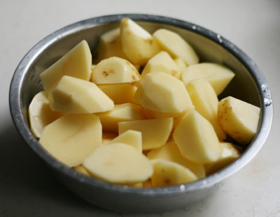 腊肉焖土豆步骤3