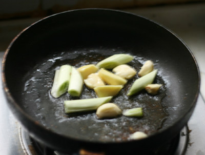 腊肉焖土豆步骤6
