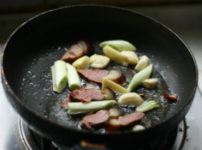 腊肉焖土豆步骤7