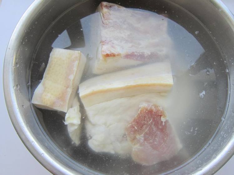 红烧腊肉步骤2