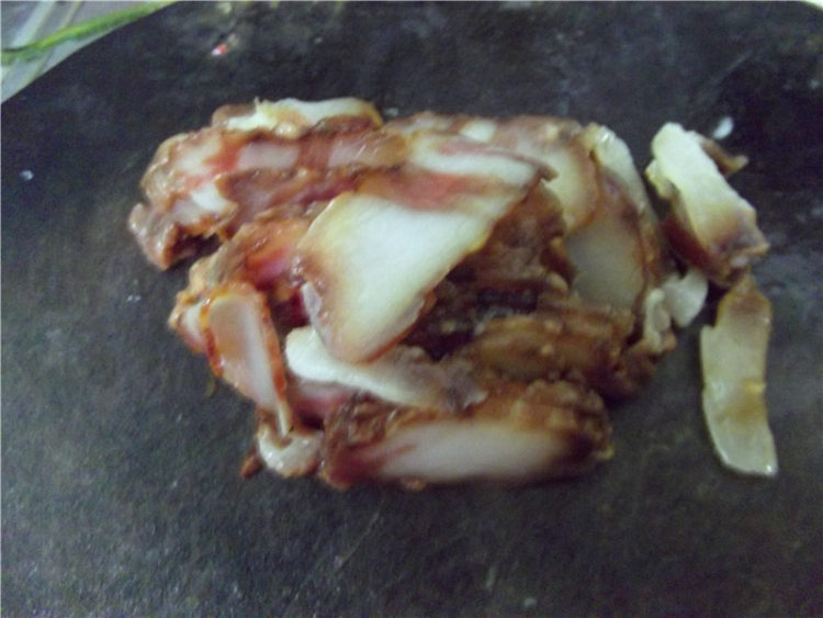 胡萝卜洋葱炒腊肉步骤3