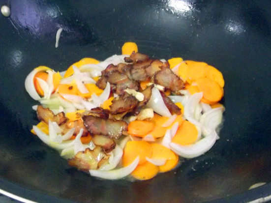 胡萝卜洋葱炒腊肉步骤6