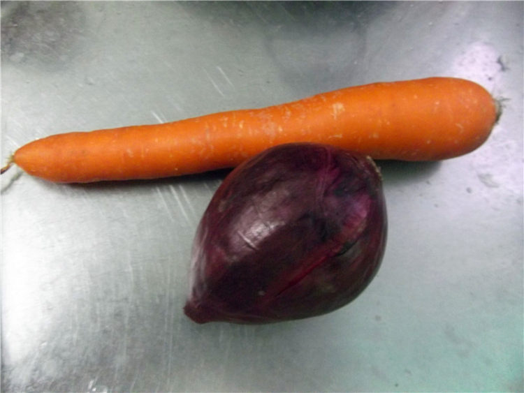 胡萝卜洋葱炒腊肉步骤1