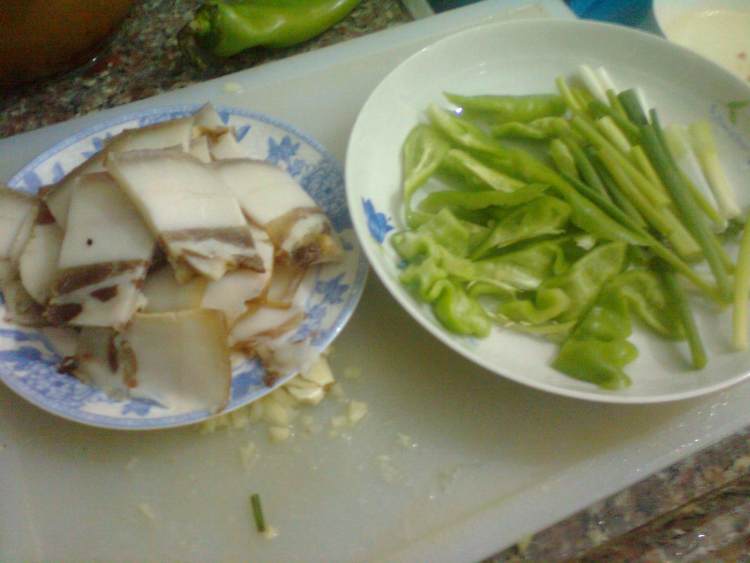 青椒香葱炒腊肉步骤1